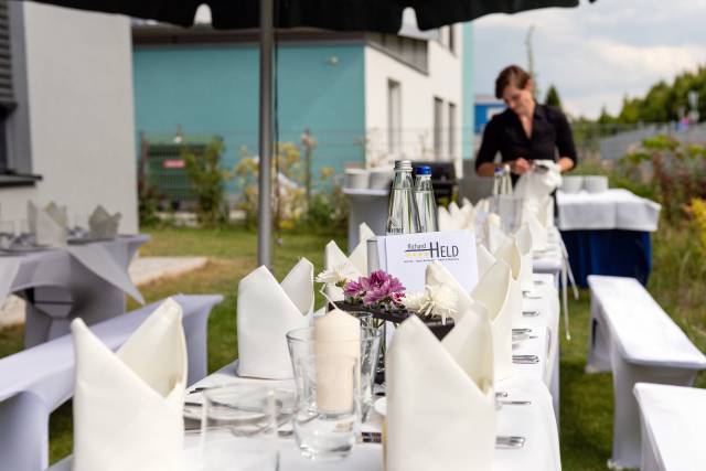 Partyservice mit eingedeckter Biergarnitur vom Hotel Held in Garten