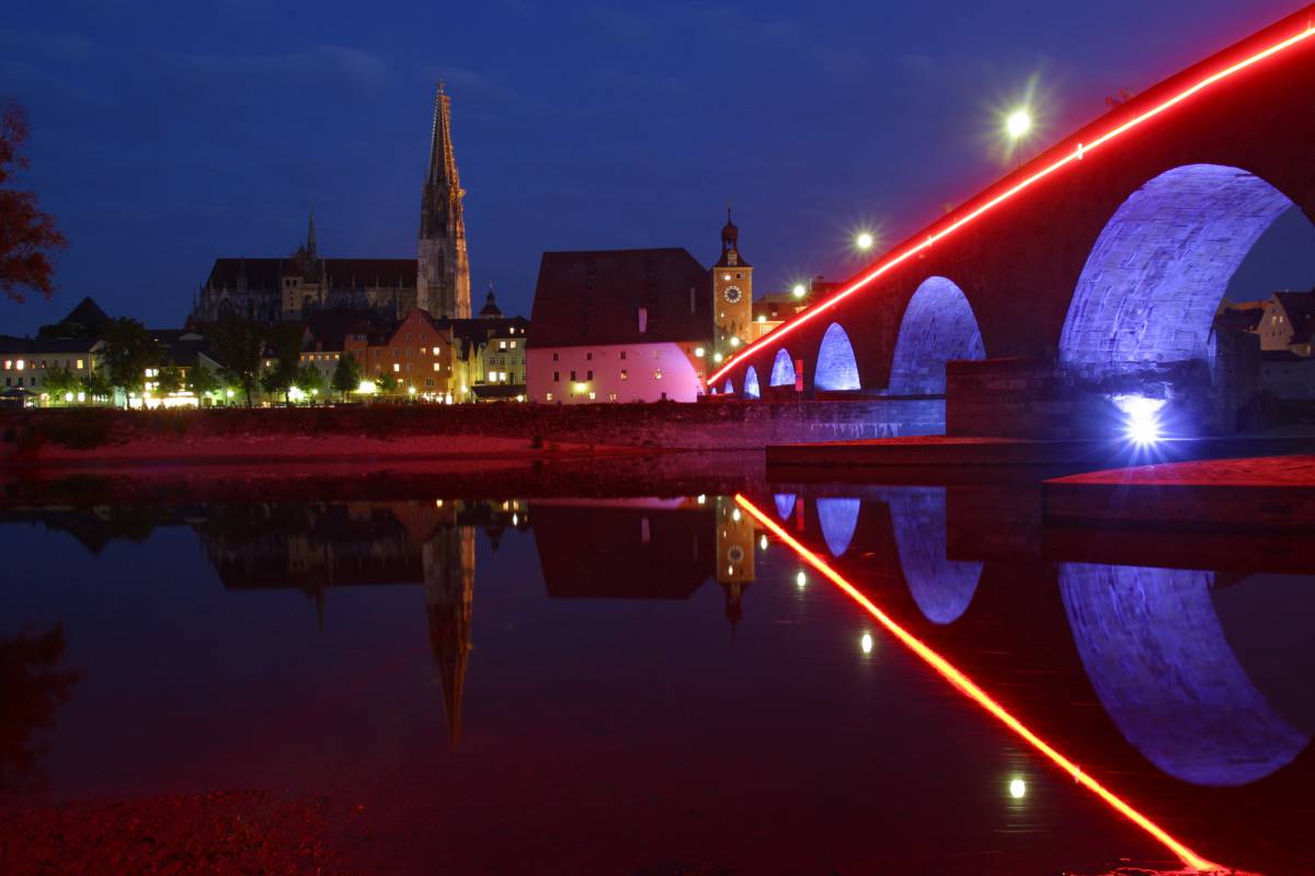 Illuminierte Steinerne Brücke in Regensburg bei Nacht
