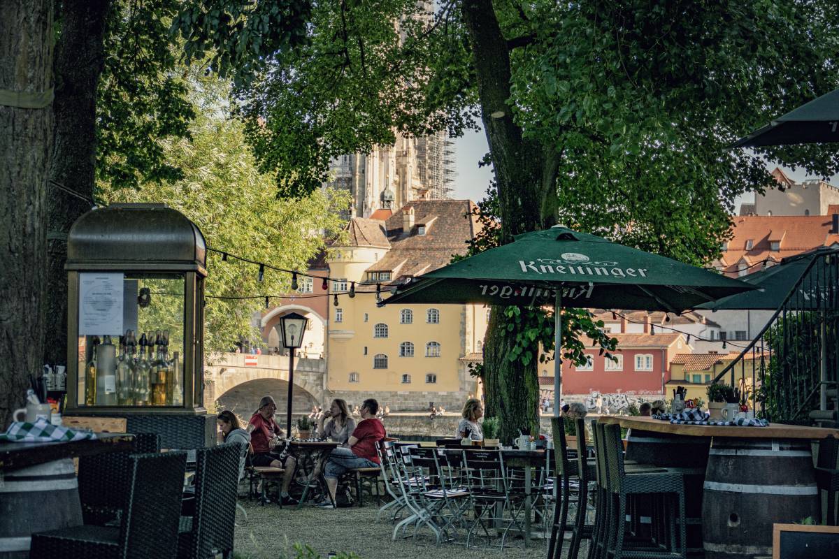 Biergarten in Regensburg mit Blick auf den Dom