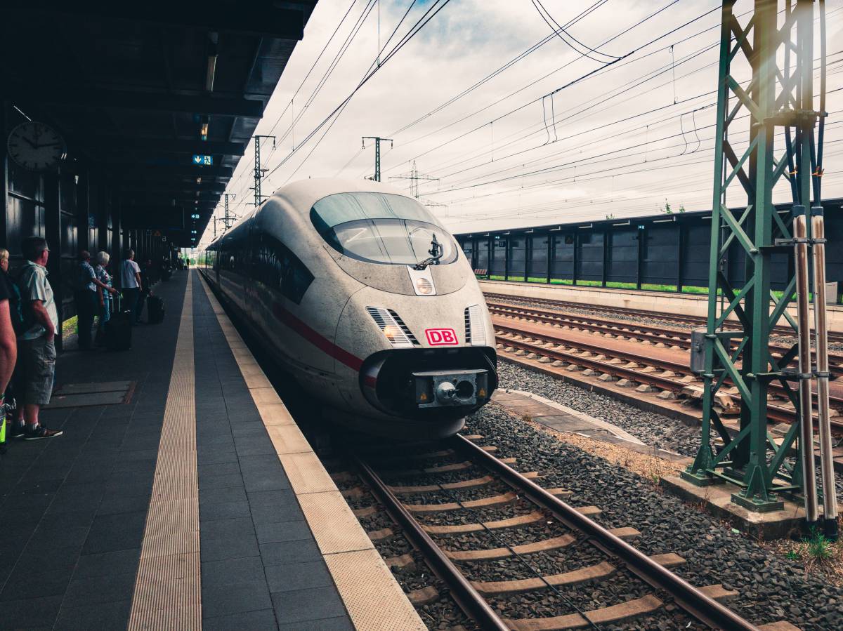 Einfahrender ICE in Bahnhof